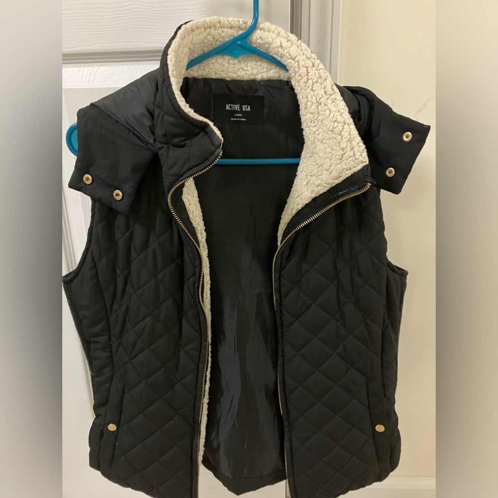 Black Vest with a hood size L with Sherpa interior